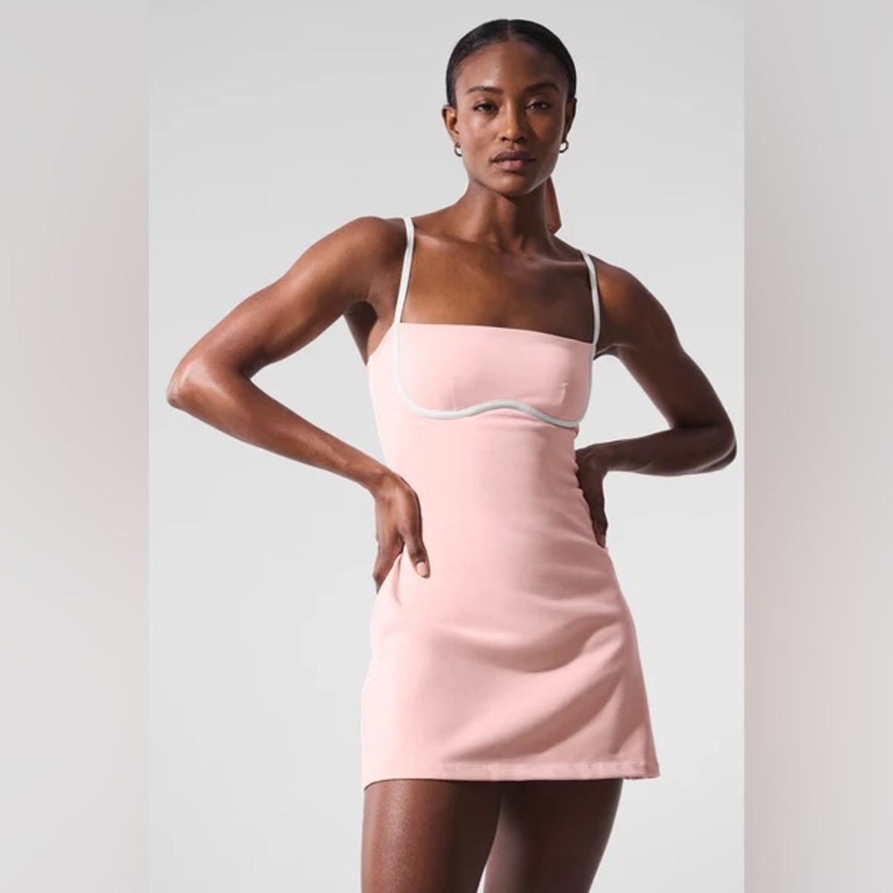 NWT Alo Yoga Airbrush Streamlined Dress - Pink
Quartz/White size medium